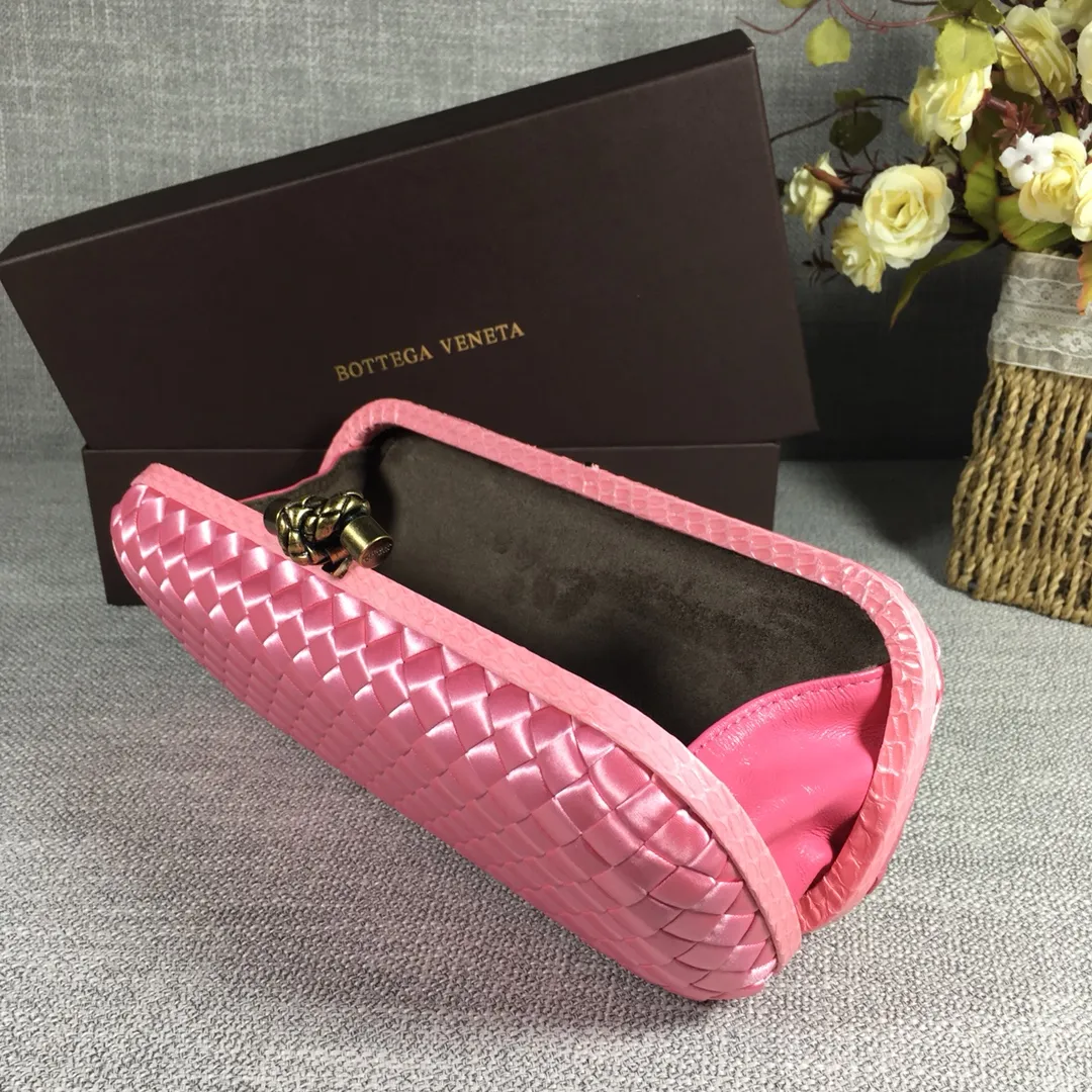8651 Large Classic Dinner Bag ~~~Snake leather with ribbon ~~~Dense and slippery, not easy to fluff, can hold iPhones of all sizes! Size: 25cm*9.5cm*4cm